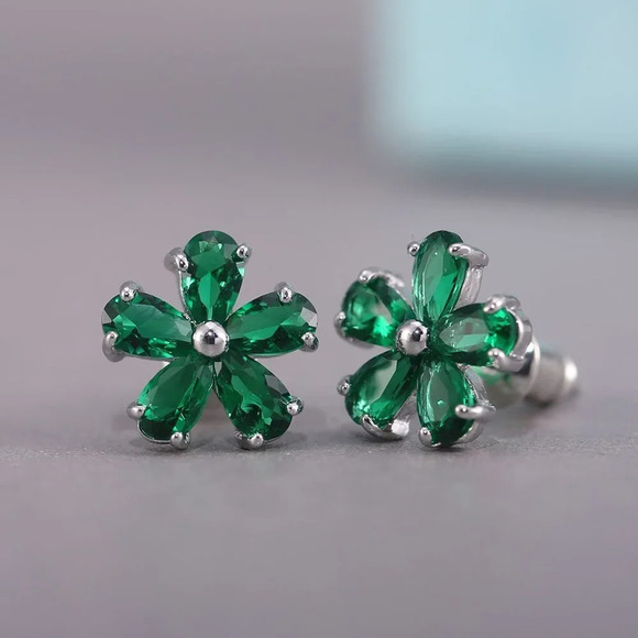💎Beautiful Tiny Plum Blossom Zircon Dainty Stud Earrings for Women,UNVN12460 - Picture 1 of 3